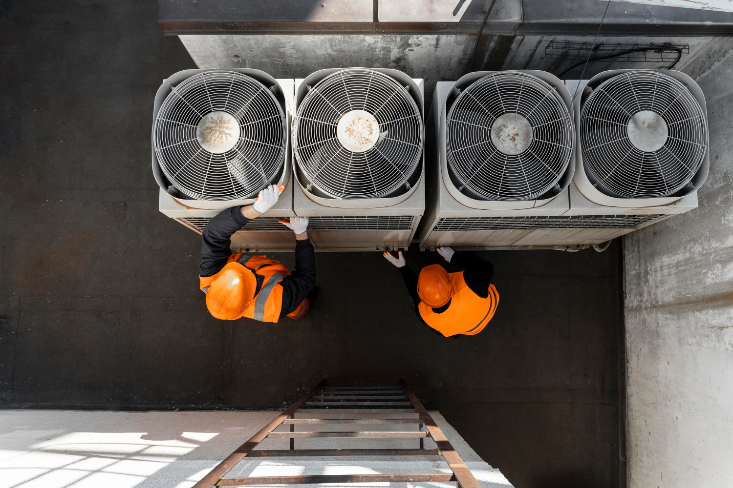 climatisation service deux hommes travaillant sur une climatisation