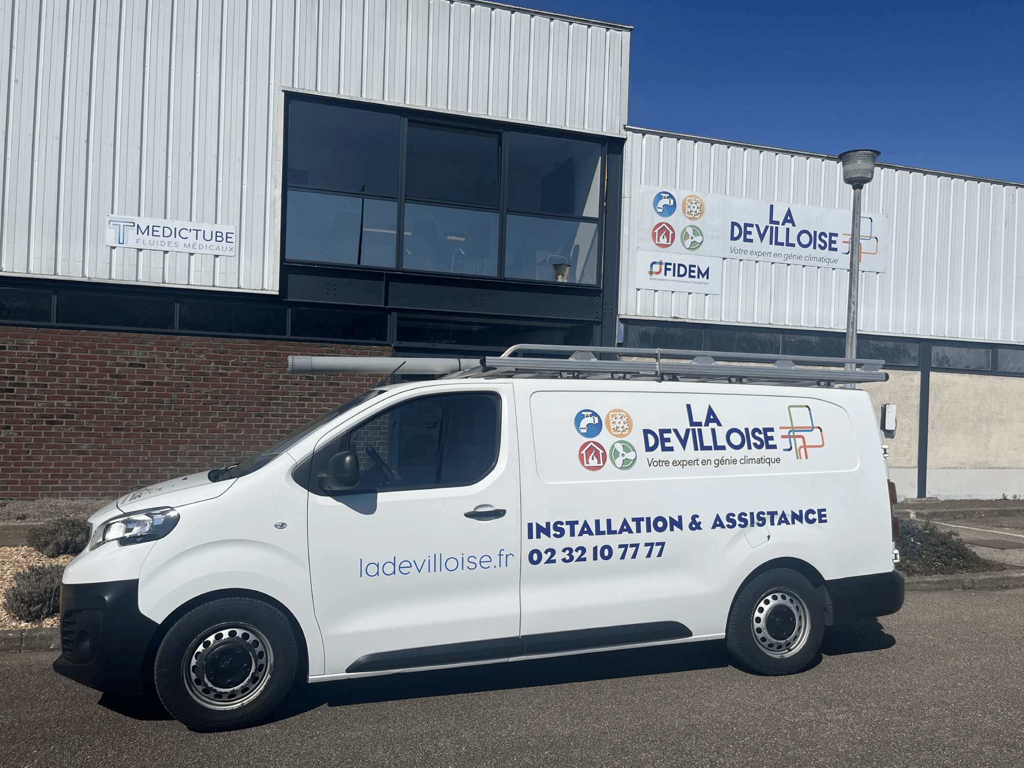 camion la devilloise devant les locaux 